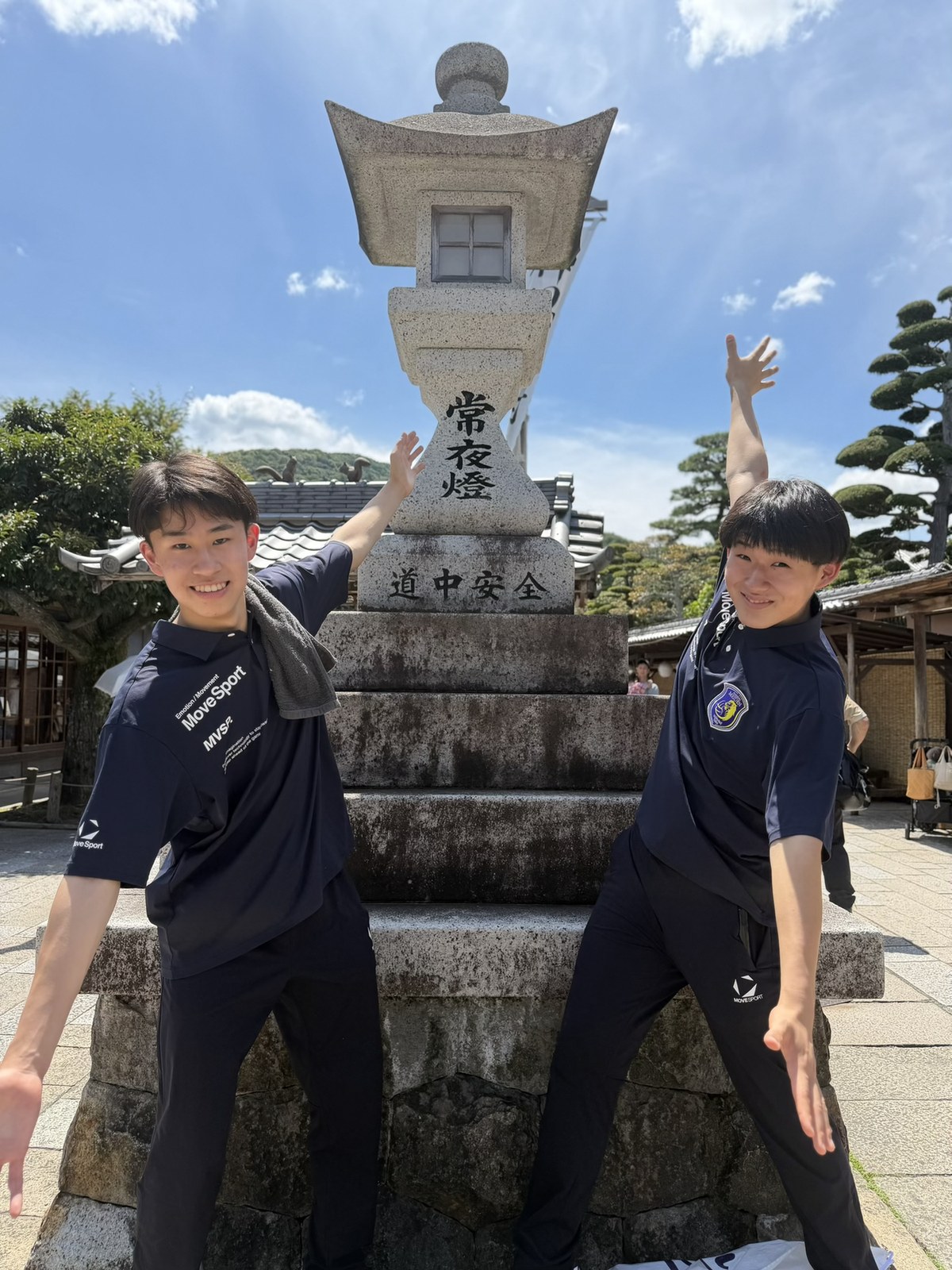 清掃活動後のおかげ横丁でのオフショット 9