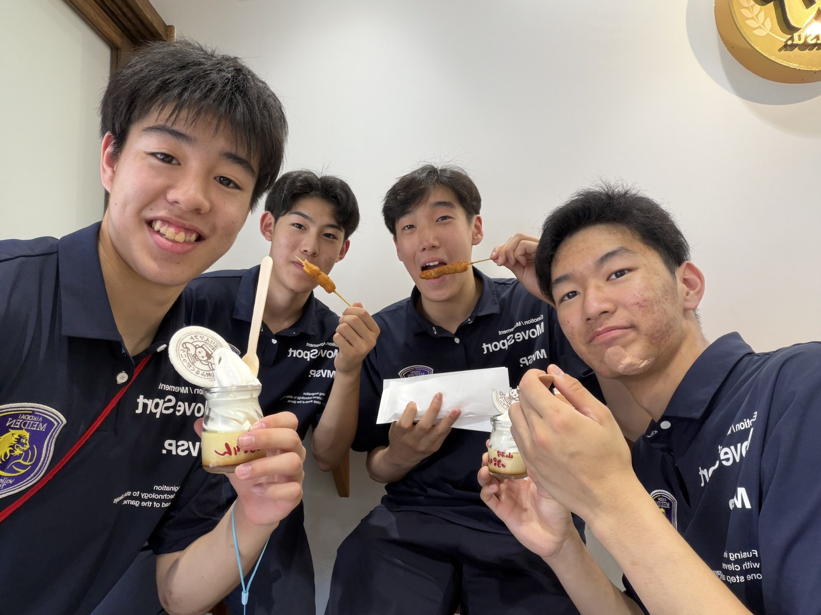 清掃活動後のおかげ横丁でのオフショット 19