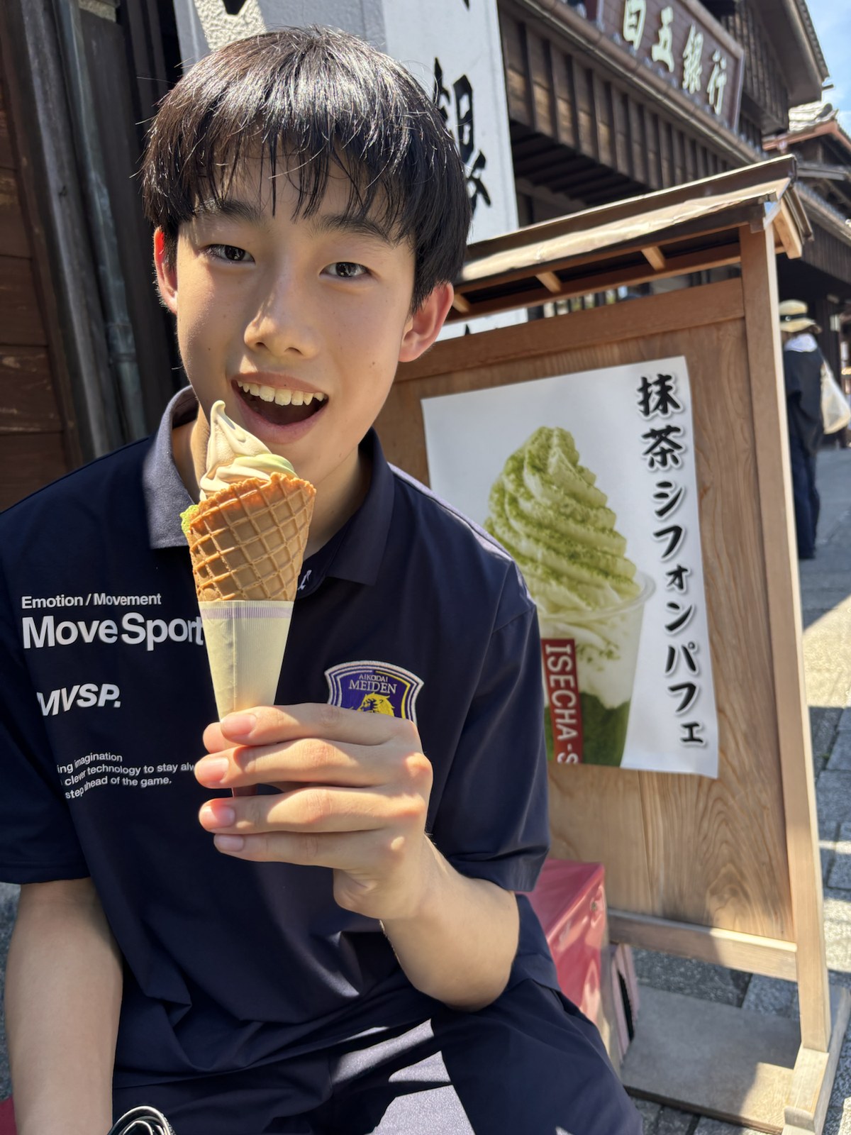 清掃活動後のおかげ横丁でのオフショット 2