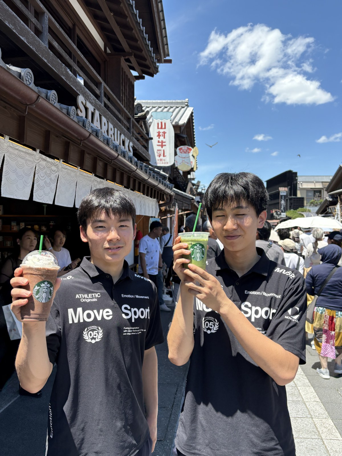 清掃活動後のおかげ横丁でのオフショット 14