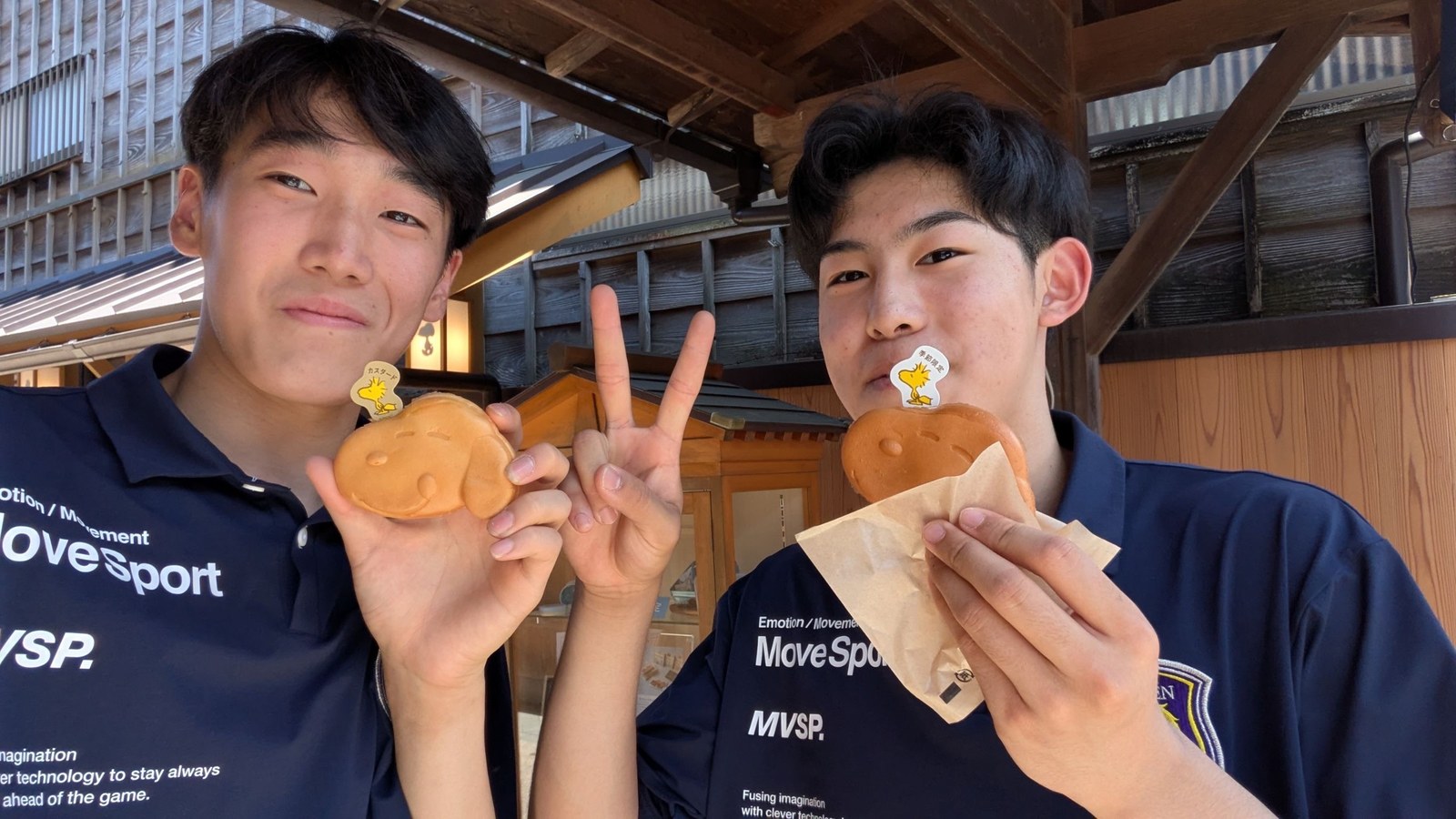 清掃活動後のおかげ横丁でのオフショット 26