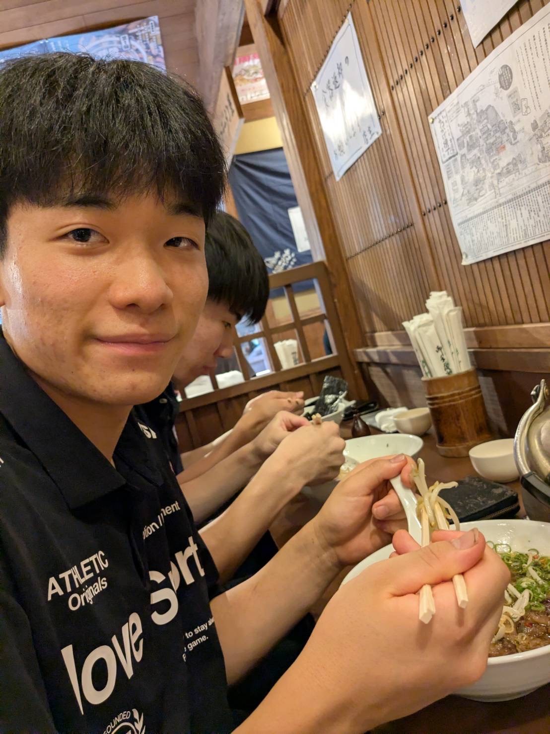 清掃活動後のおかげ横丁でのオフショット 17