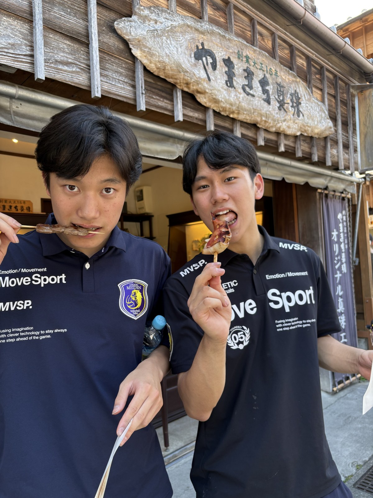 清掃活動後のおかげ横丁でのオフショット 31