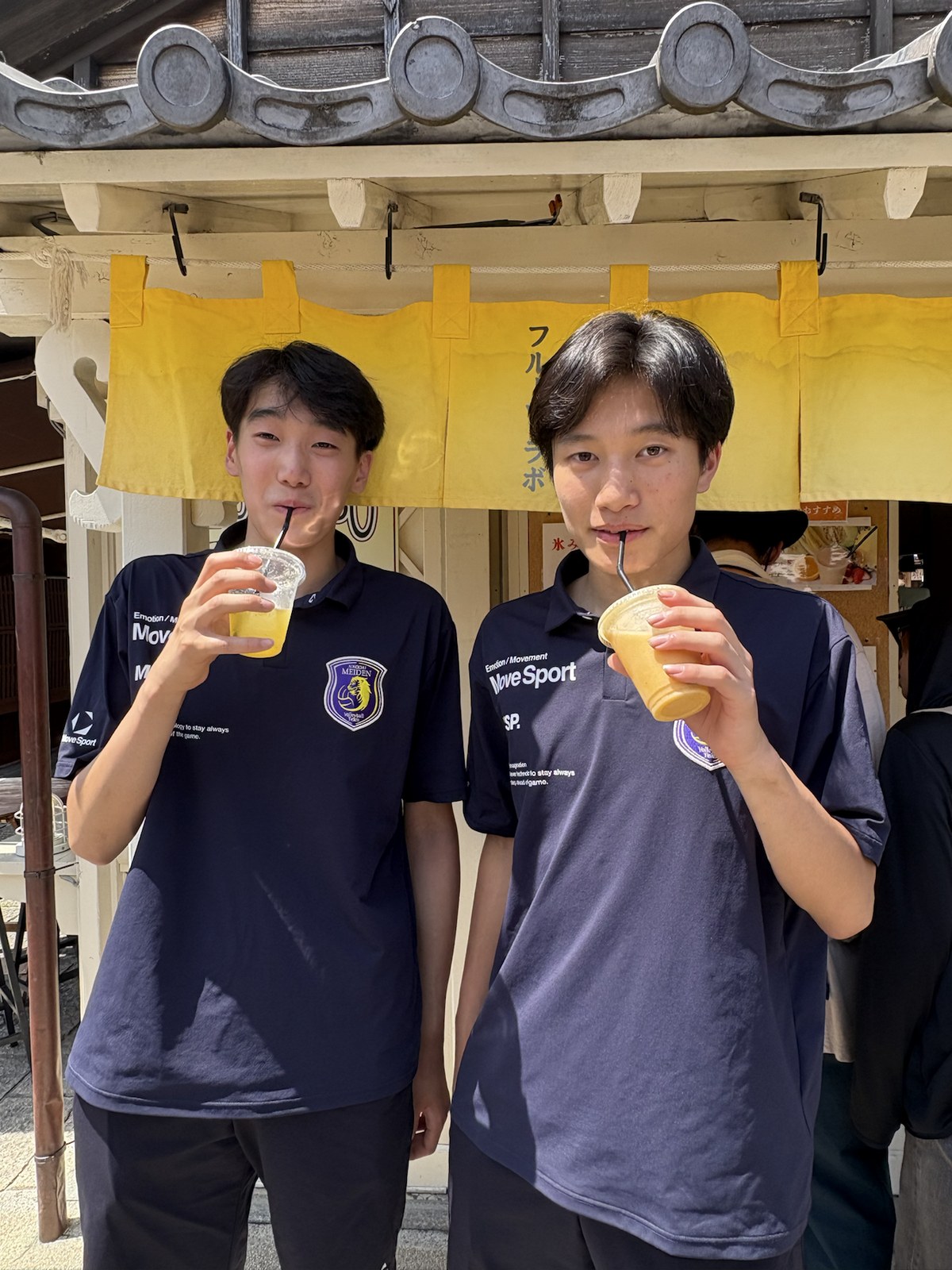 清掃活動後のおかげ横丁でのオフショット 32