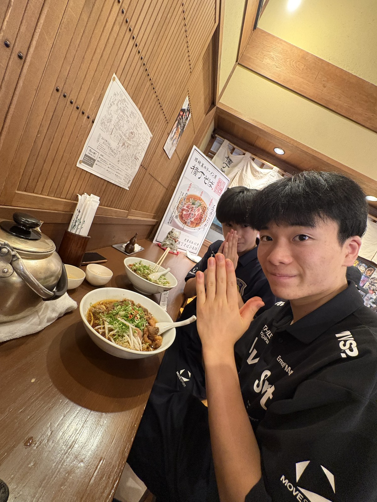 清掃活動後のおかげ横丁でのオフショット 34