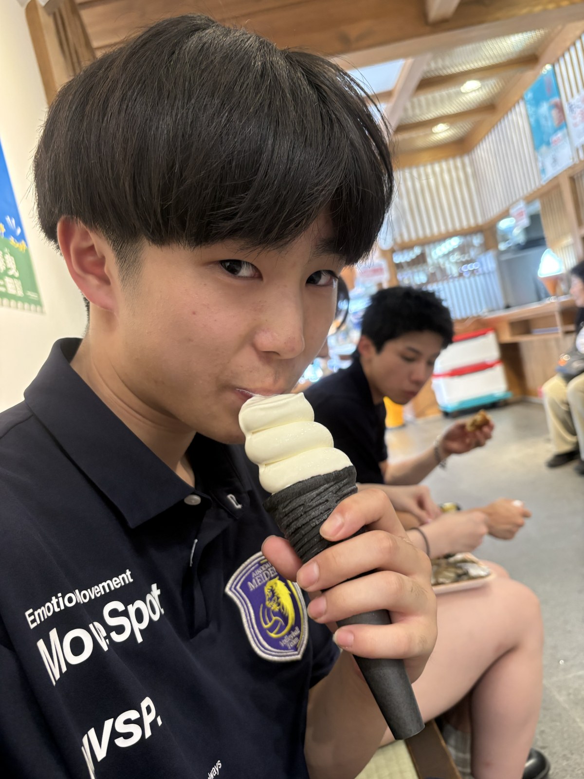清掃活動後のおかげ横丁でのオフショット 35