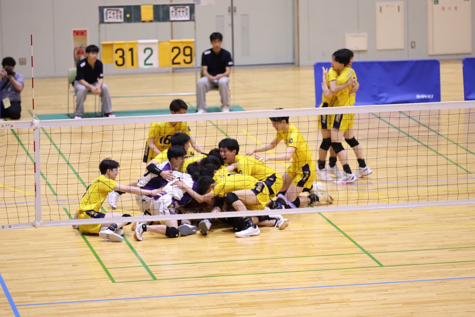 試合後に喜びを分かち合う愛工大名電バレーボール部の選手たち