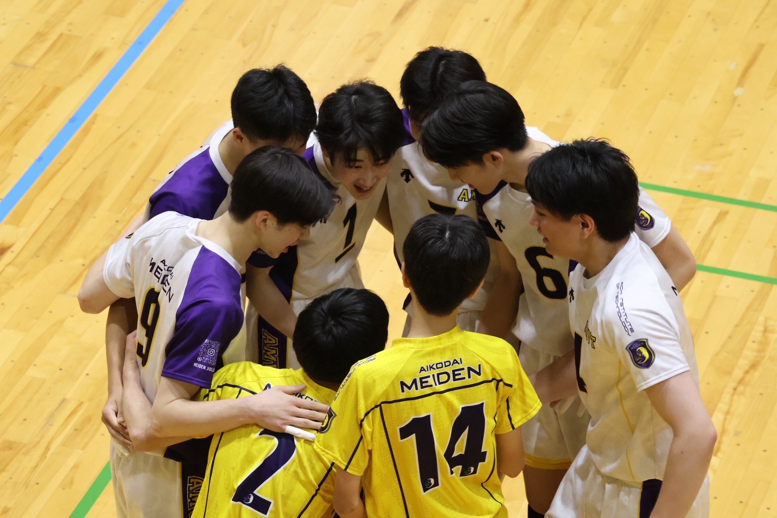 円陣を組み、互いに確認する愛工大名電男子バレー部の選手