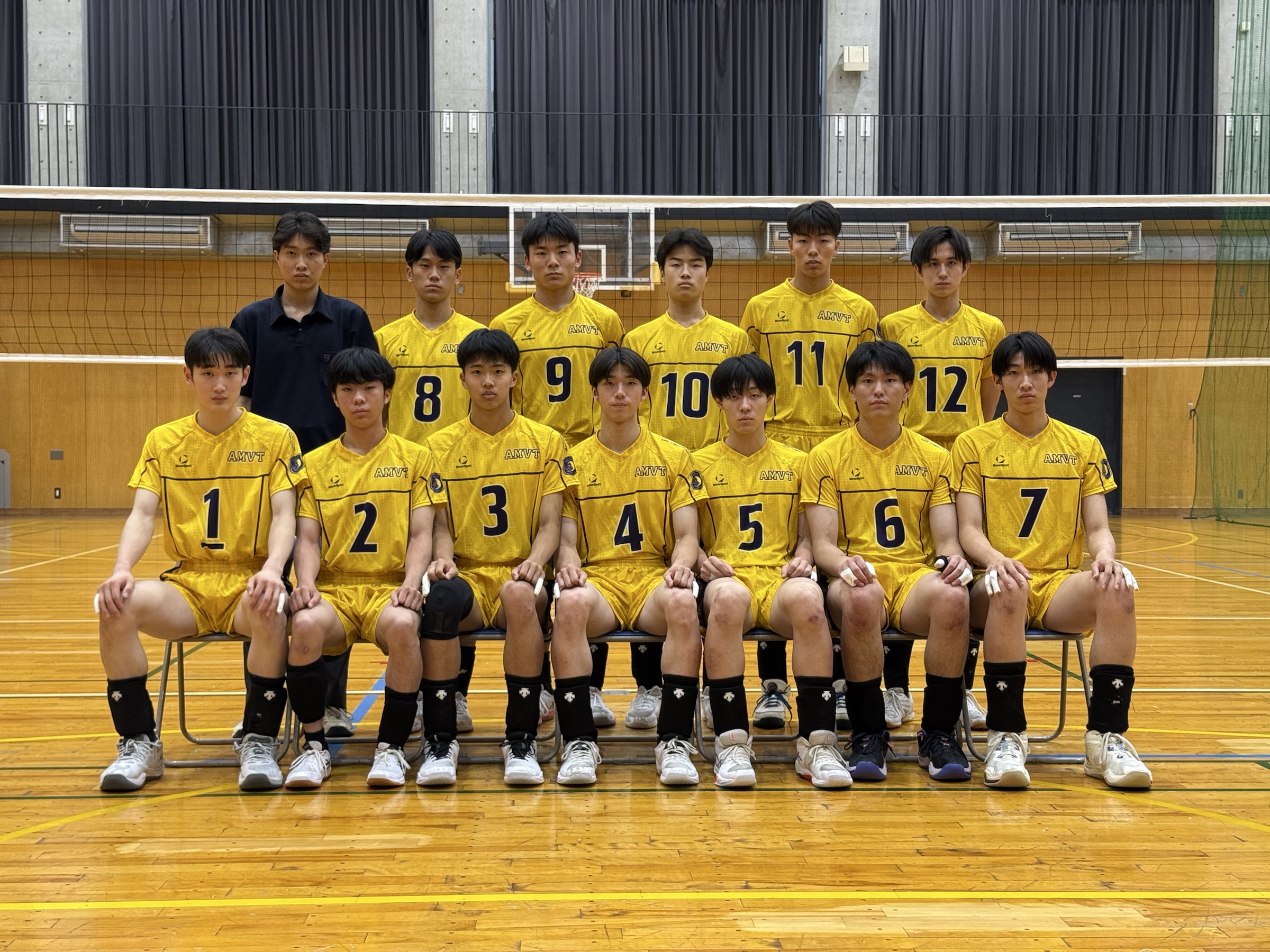体育館で整列する愛工大名電バレーボール部の選手たち
